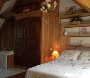 3 bedrooms, iron/ironing board, free WiFi