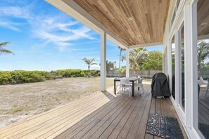 屋外ダイニングエリア