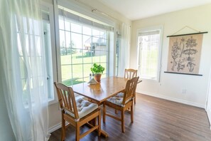Dining - Hidden Gem! Charming rural getaway close to hiking/skiing/biking. Dog friendly! (Mulmur)