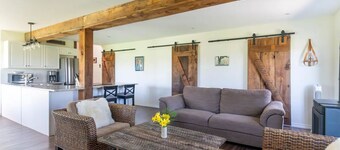 Hidden Gem! Charming rural getaway close to hiking/skiing/biking. Dog friendly!