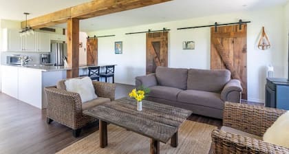 Hidden Gem! Charming rural getaway close to hiking/skiing/biking. Dog friendly!