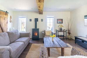 Smart TV, fireplace, video games, DVD player - Hidden Gem! Charming rural getaway close to hiking/skiing/biking. Dog friendly! (Mulmur)