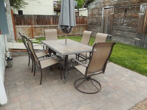 Outdoor dining - Prime Location Near River, Downtown, Old Mill And All Your Favorite Breweries (Bend)