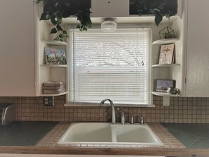 Combined shower/tub, hair dryer, towels, soap - Prime Location Near River, Downtown, Old Mill And All Your Favorite Breweries (Bend)