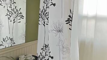 Ensemble douche/baignoire, sèche-cheveux, serviettes fournies, savon