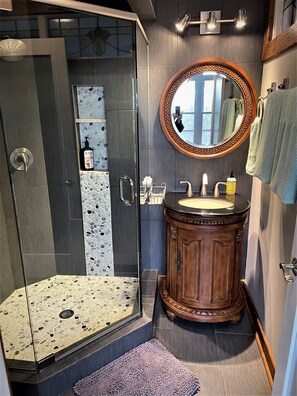 Ensemble douche/baignoire, sĂšche-cheveux, serviettes fournies, savon