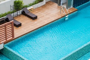 Piscine extérieure, chaises longues