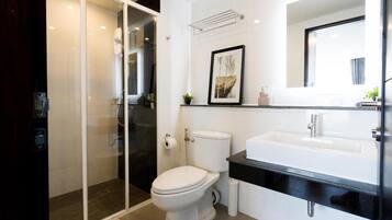 Dutxa, articles de tocador gratuïts, assecador de cabells i sabatilles