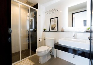 Dusche, kostenlose Toilettenartikel, Haartrockner, Hausschuhe