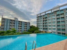 Una piscina al aire libre, tumbonas