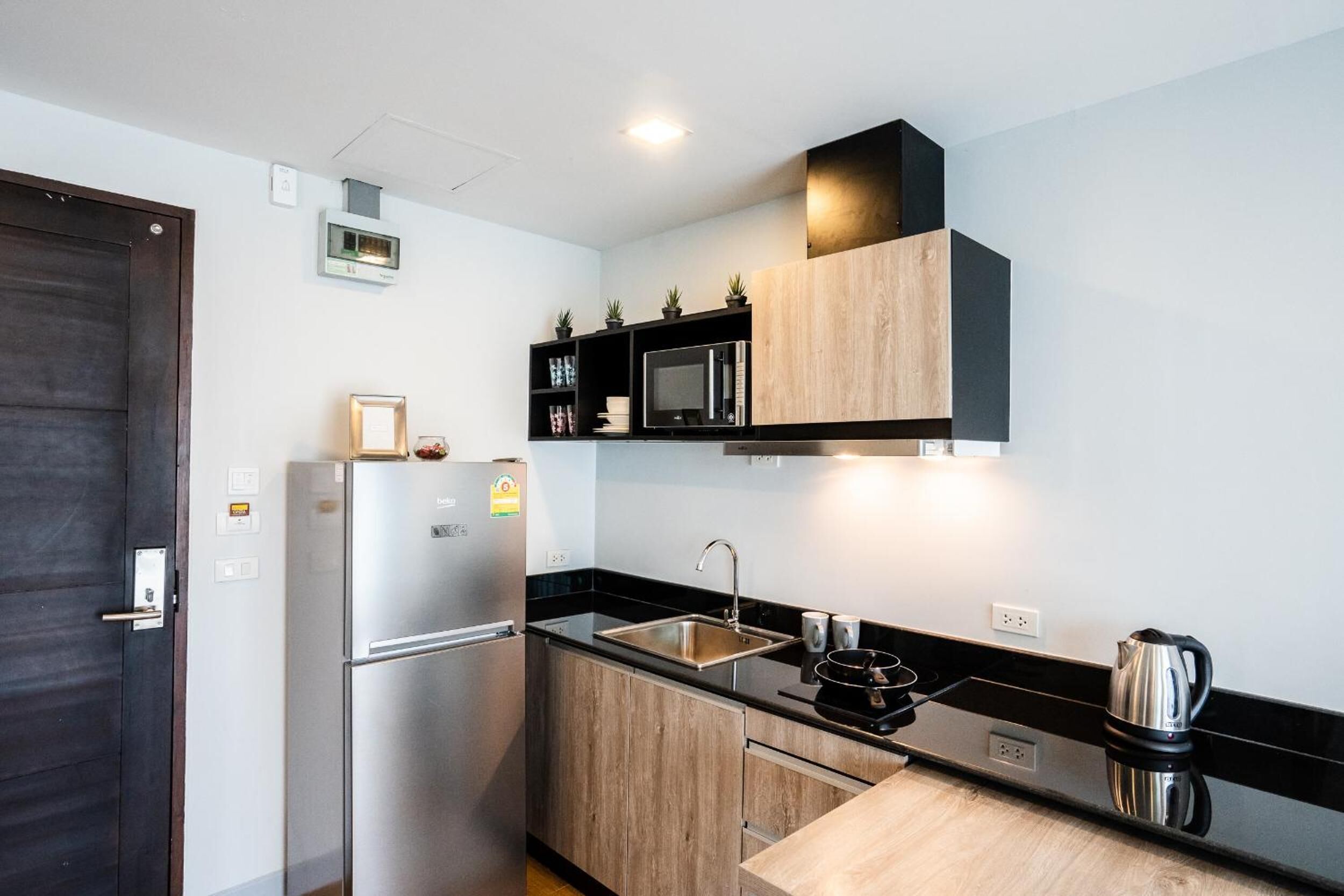 fridge, microwave, stovetop, coffee/tea maker