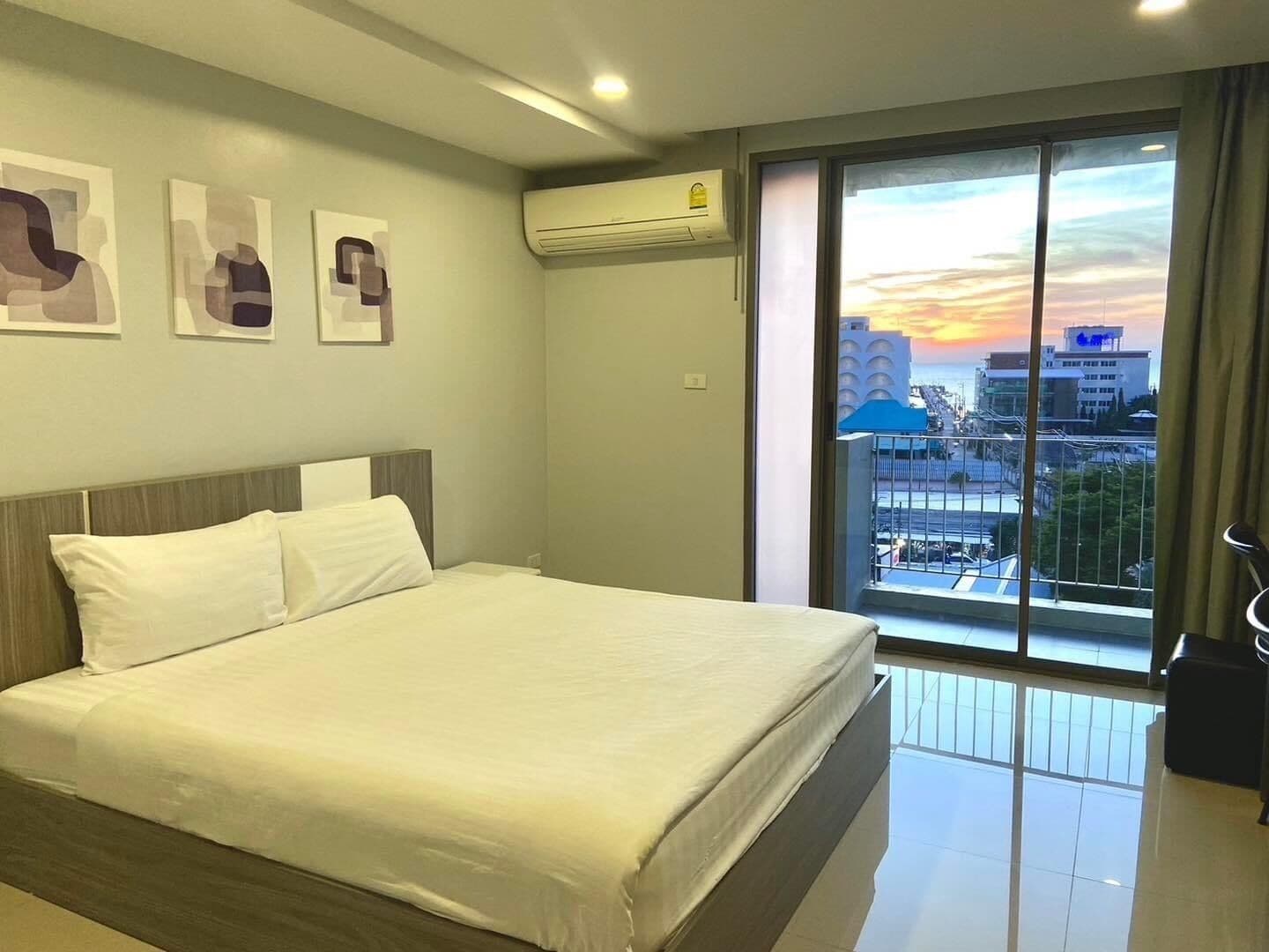 Studio with Terrace | Blackout drapes, soundproofing, free WiFi, bed sheets