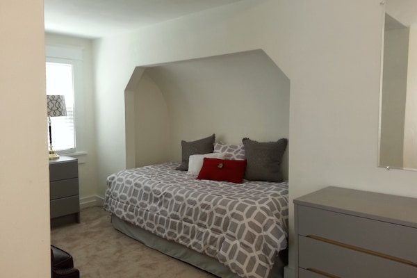 twin daybed in bedroom alcove.