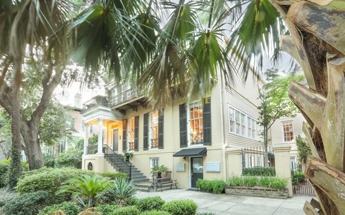 Beautiful Southern Manor on Famous Jones Street + Parking by Lucky Savannah