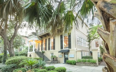 Beautiful Southern Manor on Famous Jones Street + Parking by Lucky Savannah