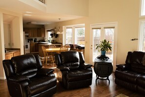 Televisión de pantalla plana, chimenea, videojuegos, reproductor de DVD