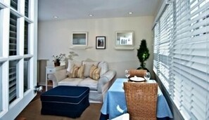 TV, DVD player, livros