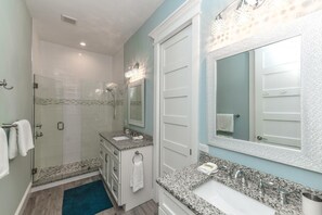 Combined shower/tub, hair dryer, towels - She's Always Right - Pet Home w/ Pool, Spa, Steps to Beach & Prime AMI Location (Holmes Beach)