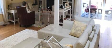 Televisio, takka, kirjoja