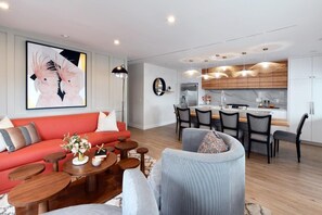 Smart TV, fireplace, stereo