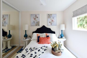 2 soverom, skrivebord, strykejern/-brett og reiseseng for barn