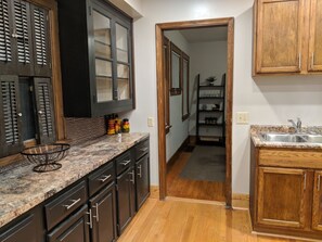 Kylskåp, mikrovågsugn, ugn och spishäll