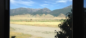 Near National Park and Yellowstone River.  Full Kitchen, dog friendly