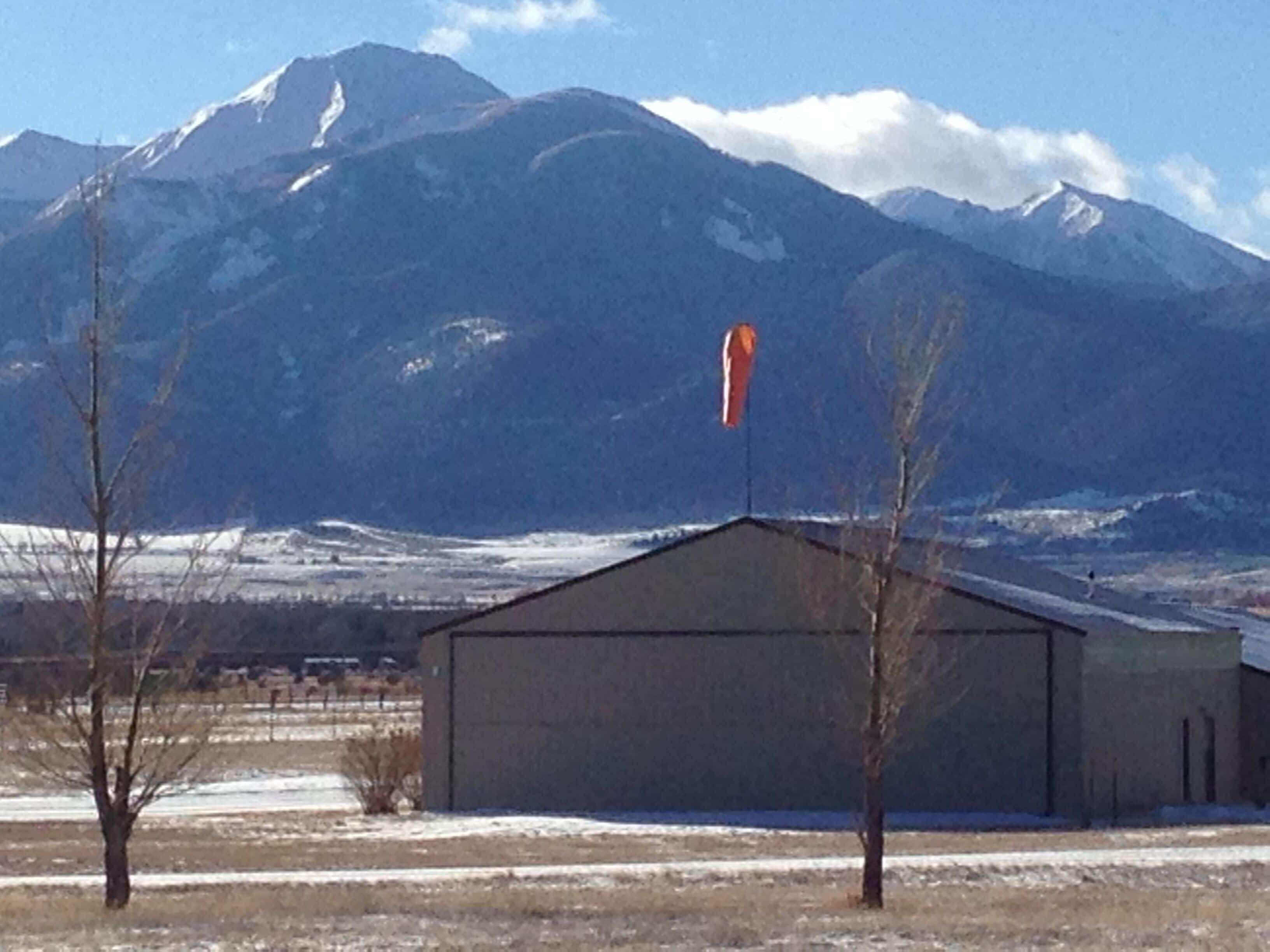 Near National Park and Yellowstone River.  Full Kitchen, dog friendly