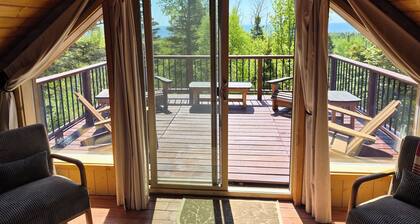 Lutsen Little Bear Lodge - yksinäinen Lutsen-mökki, josta on näköala ylös