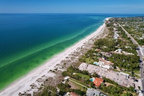 Una spiaggia nelle vicinanze