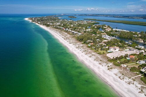 Beautiful canal front unit!See manatees playing from your living room.Cabana #12