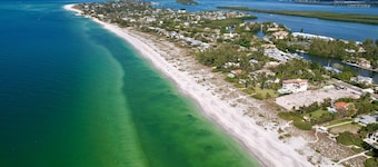 Beautiful canal front unit!See manatees playing from your living room.Cabana #12