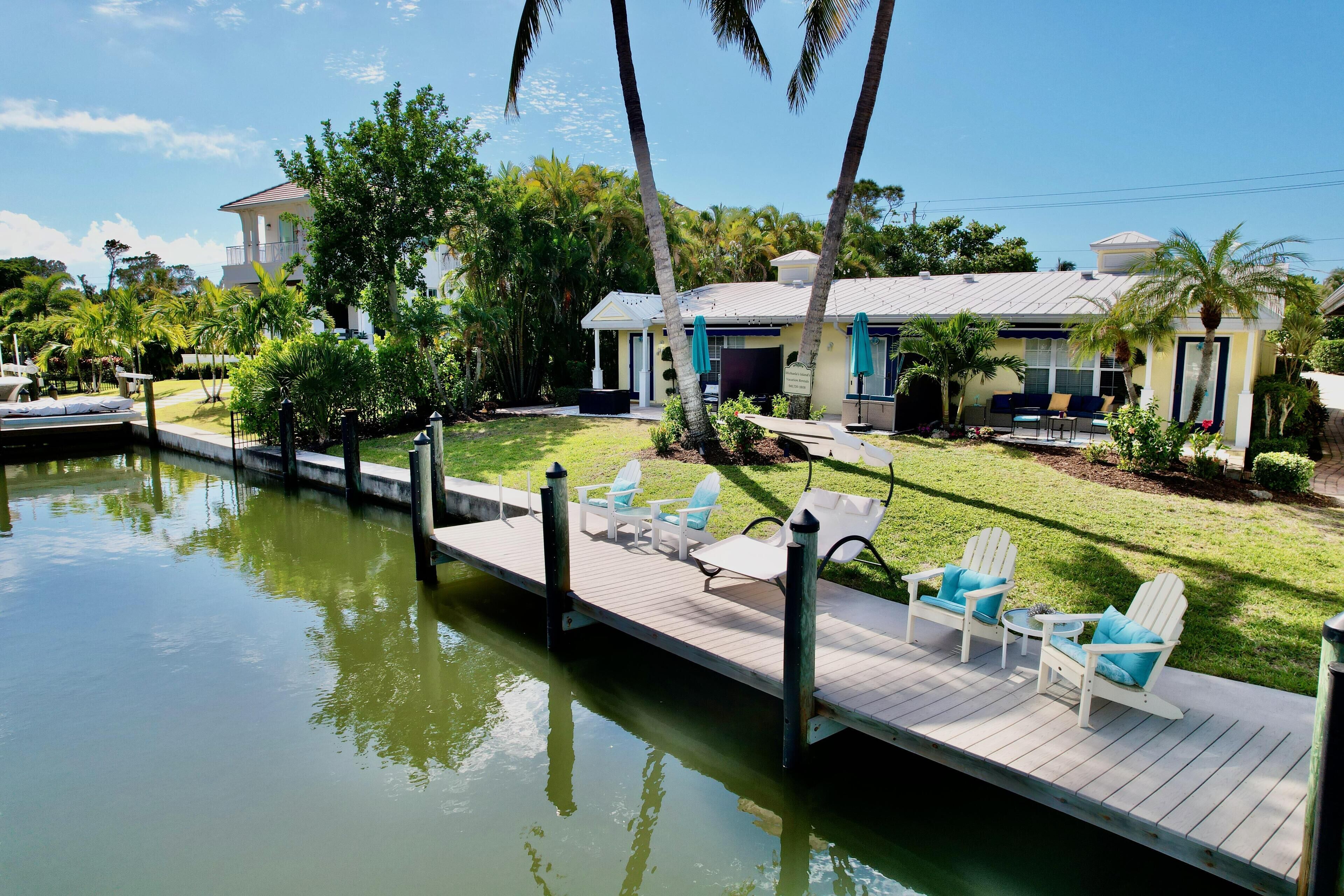 Beautiful canal front unit!See manatees playing from your living room.Cabana #12