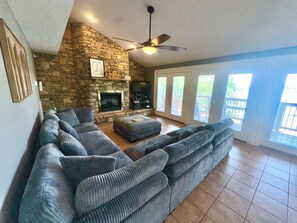 TV, caminetto, lettore DVD, libri