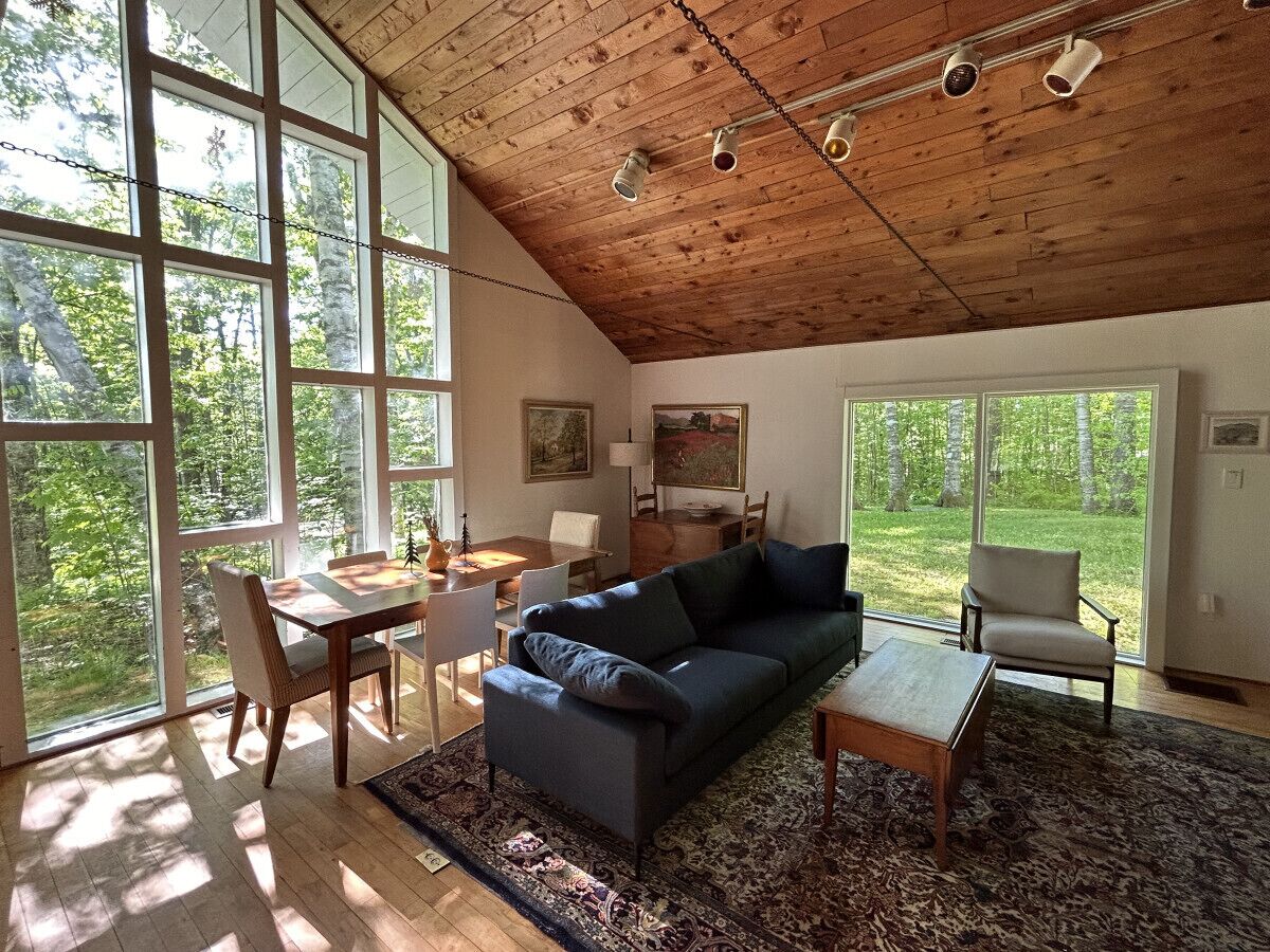 Fernseher, Kamin, Bücher