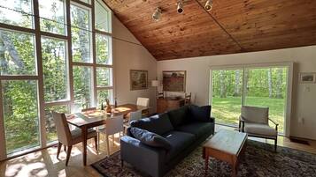 Fernseher, Kamin, BĂŒcher