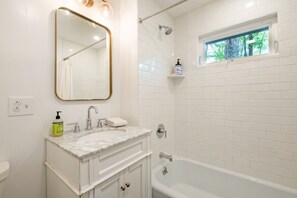 Baignoire, articles de toilette gratuits, sèche-cheveux