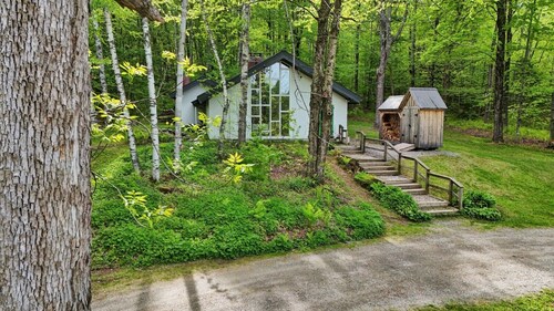 A-Frame Chalet | Floor-to-Ceiling Windows, 1 Mi to Bromley