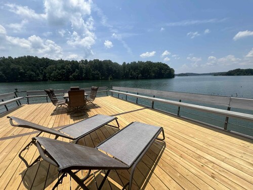 Massive Lakefront Mansion, 7BR/6BA 11 beds, private pool & dock, 9200sqft+