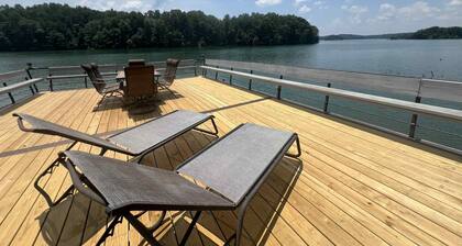 Massive Lakefront Mansion, 7BR/6BA 11 beds, private pool & dock, 9200sqft+