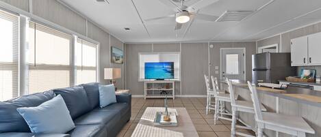 Télévision, lecteur de DVD, livres, médiathèque