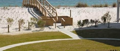 Plage, chaises longues, serviettes de plage