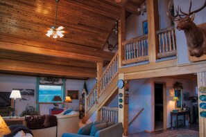 Smart TV, DVD player, books - Yellowstone Adventure Cabin, Wildlife Viewing, Fishing, etc.! (Island Park)