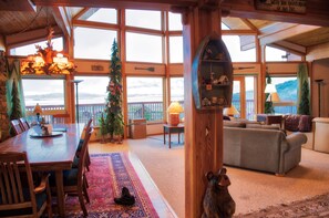 Interior - Yellowstone Adventure Cabin, Wildlife Viewing, Fishing, etc.! (Island Park)