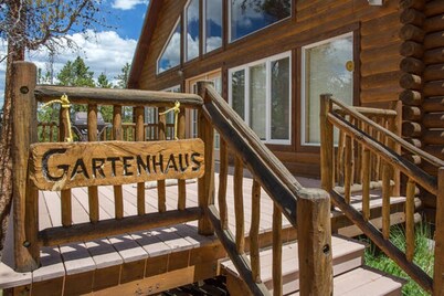 Quaint House in the Woods hiking trails, pet friendly and lots of privacy 