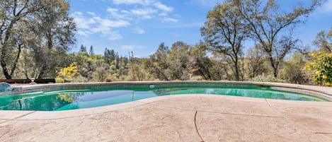 Una piscina al aire libre