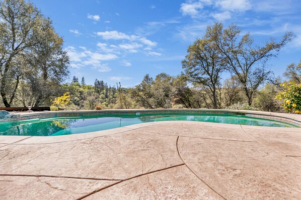 Una piscina al aire libre