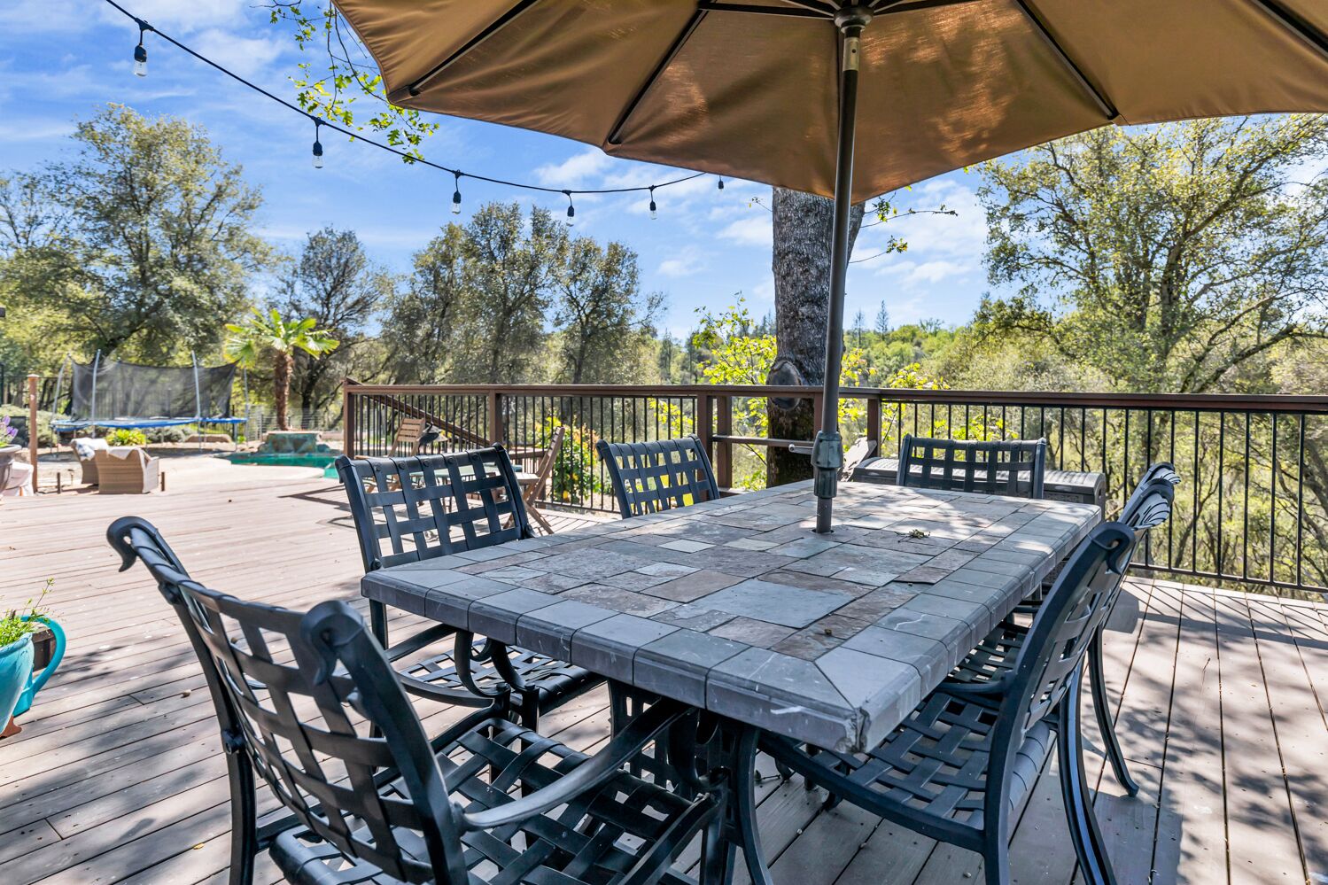 屋外ダイニングエリア