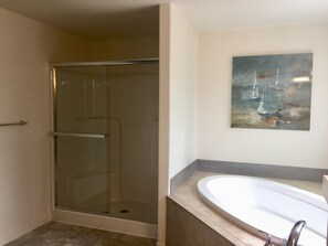 Combined shower/tub, jetted tub, hair dryer, towels