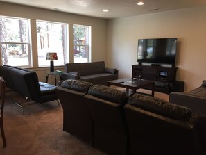 Smart TV, lettore DVD, tavolo da calcetto, tavolo da ping pong